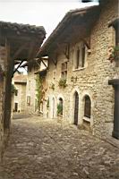 Perouges, Rue des Rondes (face a la Rue du For), Maison a porte de bois (2)